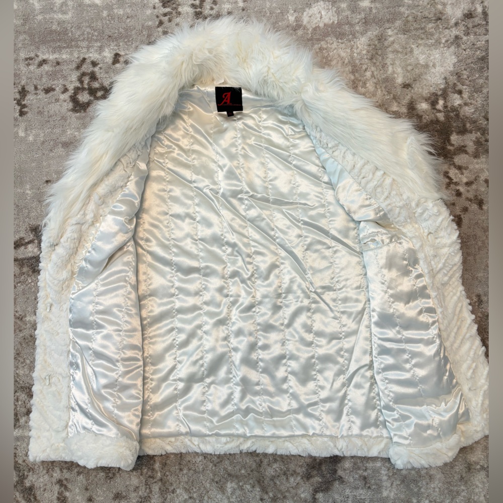 NWT HIGH QUALITY Vintage White Faux Fur Vest L - Picture 2 of 9